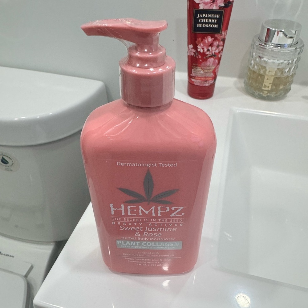 New Hempz lotion , sweet Jasmine and rose
